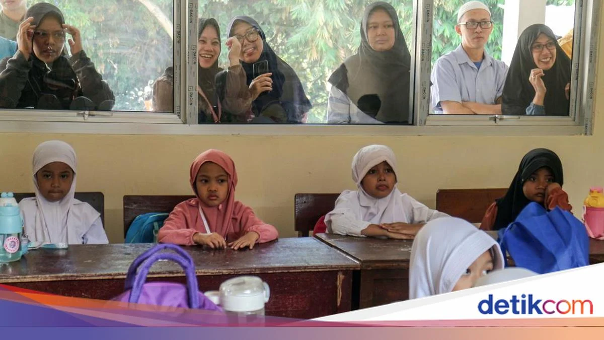 Kemenag Salurkan 1.000 School Kit dan 16 Ruang Belajar Sementara untuk Madrasah di NTT