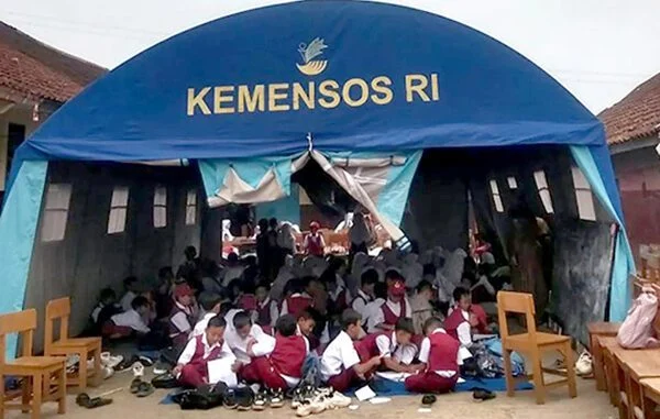 Kemendikdasmen Kirim 50 Tenda Darurat untuk Sekolah Terdampak Gempa