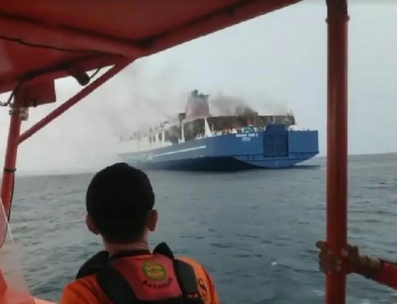Kemenhub Kerahkan Kapal Patroli Evakuasi untuk Kebakaran KM Mutiara Sentosa II di Laut Jawa