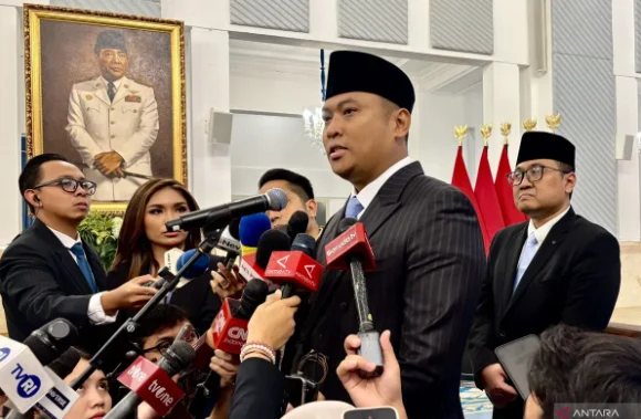 Kepala BGN Sudaryono Berlari Bawa Ompreng MBG dan Serahkan ke Prabowo‑Gibran di Karnaval Kemerdekaan Monas