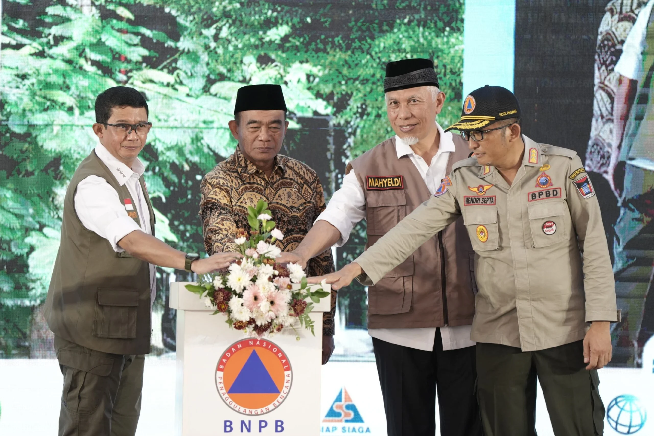 Menko PMK dan Kepala BNPB Gelar Upacara HUT ke-81 RI di Lokasi Gempa NTT, Tekankan Percepatan Pemulihan