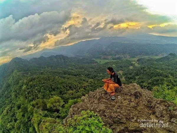 Merayu Batu, Menantang Langit di Tebing Gunung Gajah