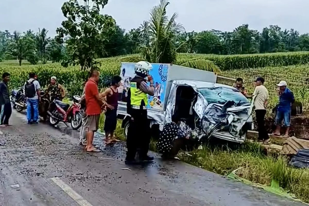 Mobil SPPG Tabrak Truk Saat Antar MBG di Banyuwangi, Kernet Tewas
