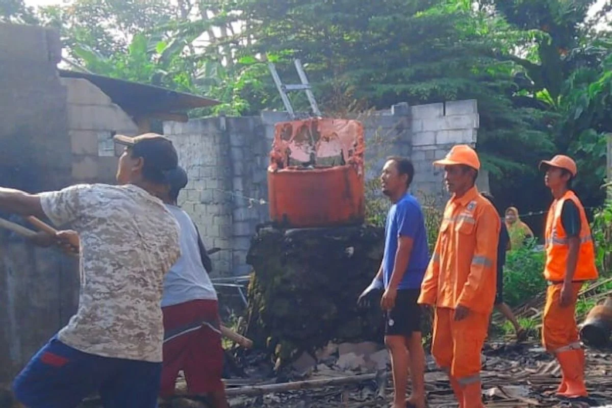 Petugas Bersihkan Sisa Material Kebakaran Rumah Adat Sade di Lombok