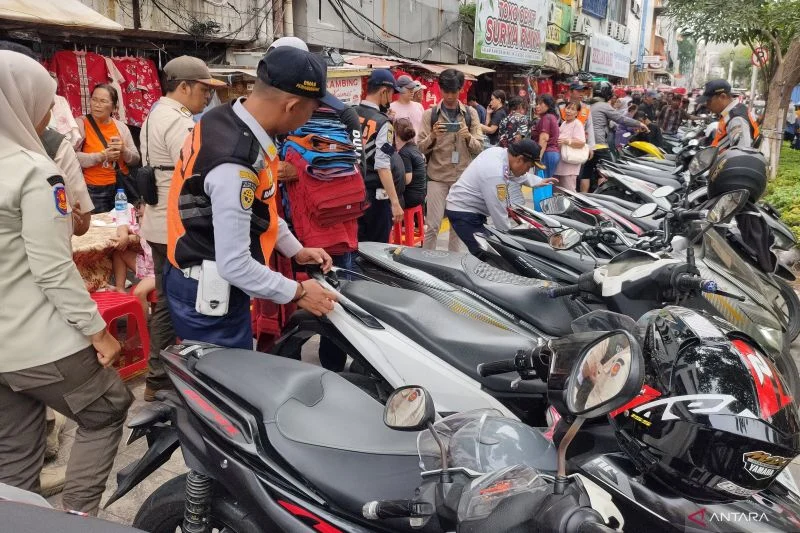 Petugas Jakbar Lakukan Operasi Cabut Pentil Kendaraan Parkir Liar di Kalideres