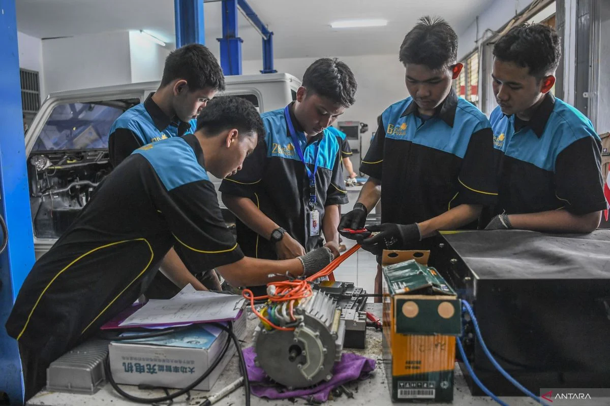 PLN Ubah Bengkel SMK Dinamika Jakarta Jadi Tempat Pengembangan Kendaraan Listrik
