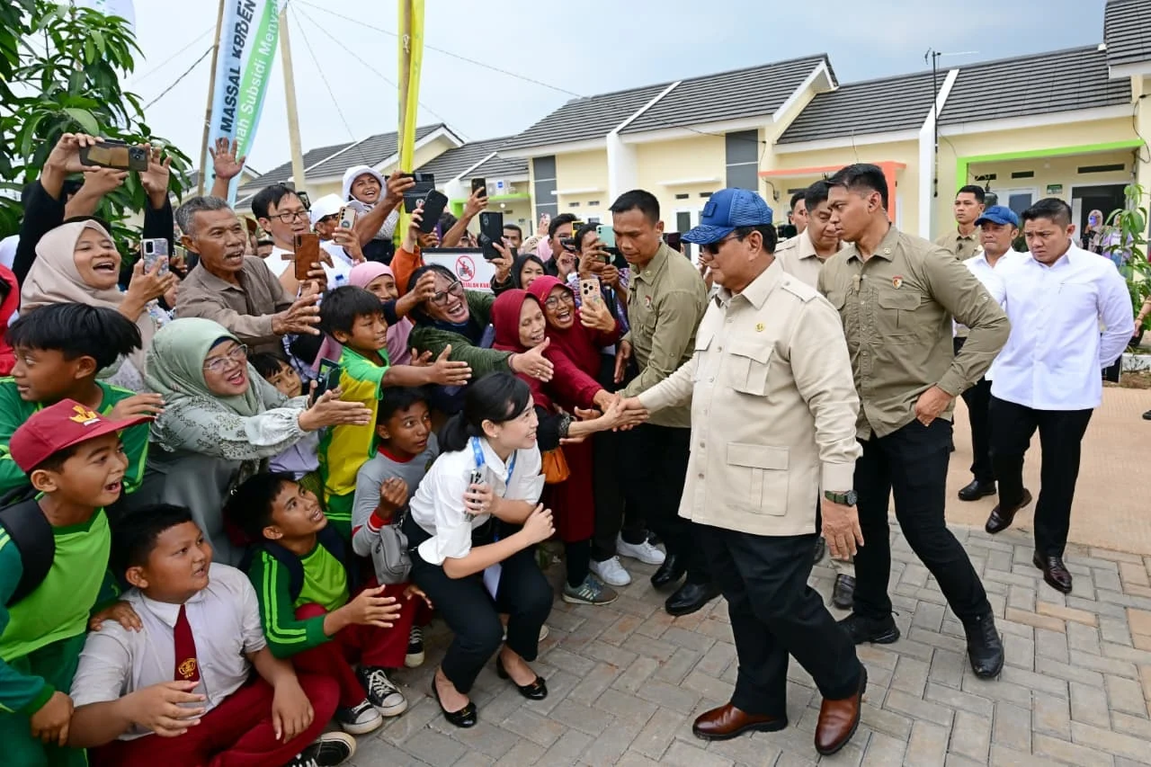 Prabowo dan Gibran Terima Ompreng MBG dalam Parade Mobil BGN di Monas