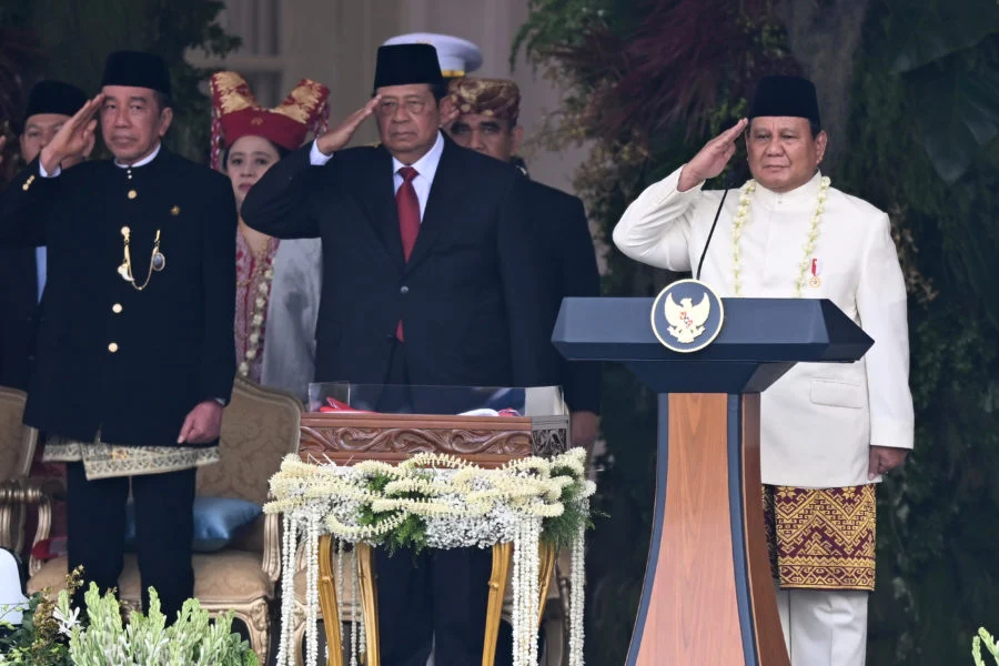 Prabowo Pimpin Upacara HUT RI ke-81 di Istana Merdeka Kenakan Beskap Biru Dongker dengan Kalungan Melati