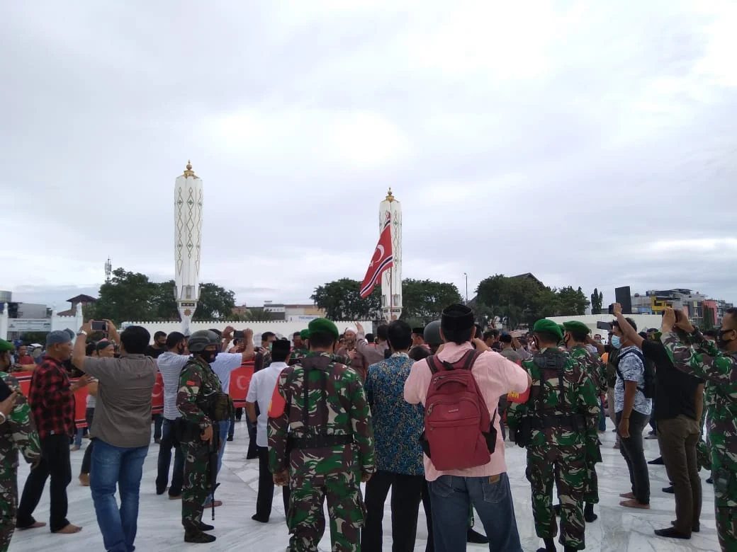 Prajurit TNI Turunkan Bendera Bulan Bintang Usai Kericuhan di Masjid Raya Baiturrahman