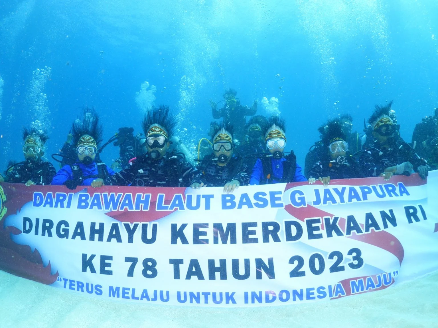 Puluhan Penyelam Gelar Upacara Bendera di Bawah Laut Jayapura
