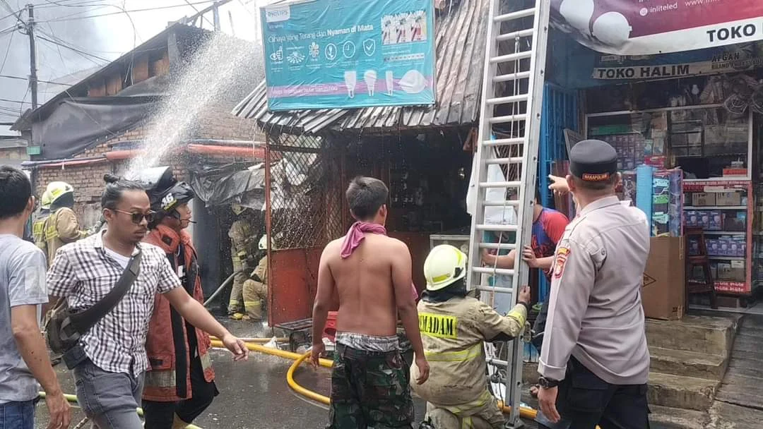 Rumah 5 Lantai di Pasar Baru Kebakaran, 17 Unit Mobil Damkar Dikerahkan