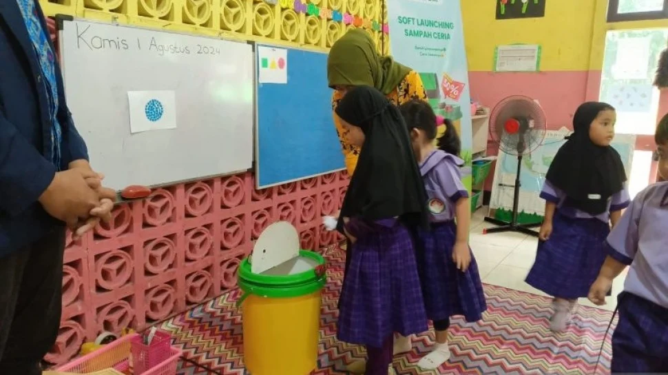 Suara Kemerdekaan “Tong Sampah”: Rp 5 Ribu untuk Makan Hari Ini dan Sekolah Anak