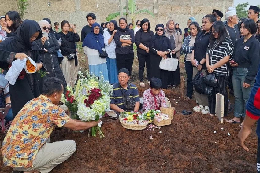 Suasana Haru Pemakaman Diding Boneng, Keluarga Tak Kuasa Menahan Tangis