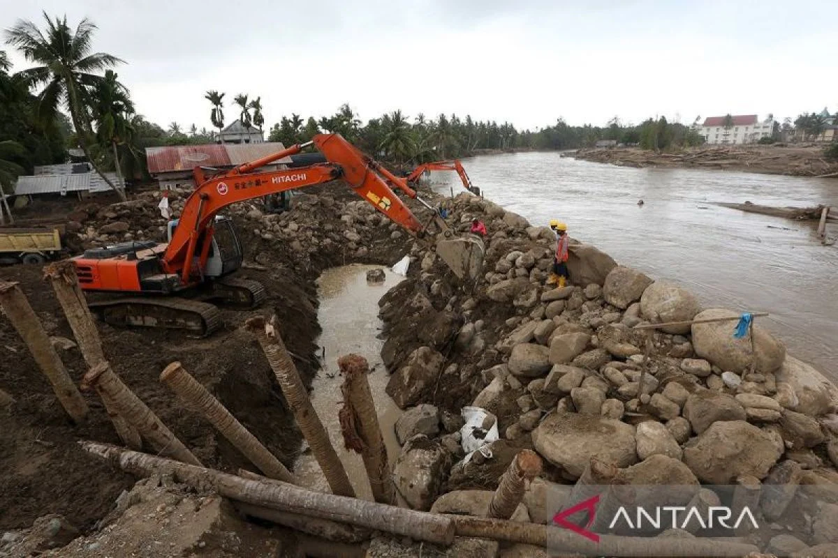 Sumbar Kerahkan Alat Berat Pulihkan Sungai Usai Banjir di 15 Titik