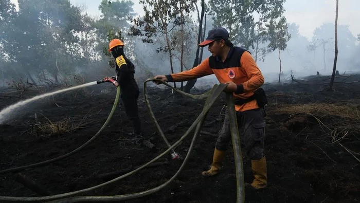 Tim SAR Polda Kalimantan Barat Lakukan Patroli, Pembasahan, dan Pendinginan di Kawasan Rawan Kebakaran