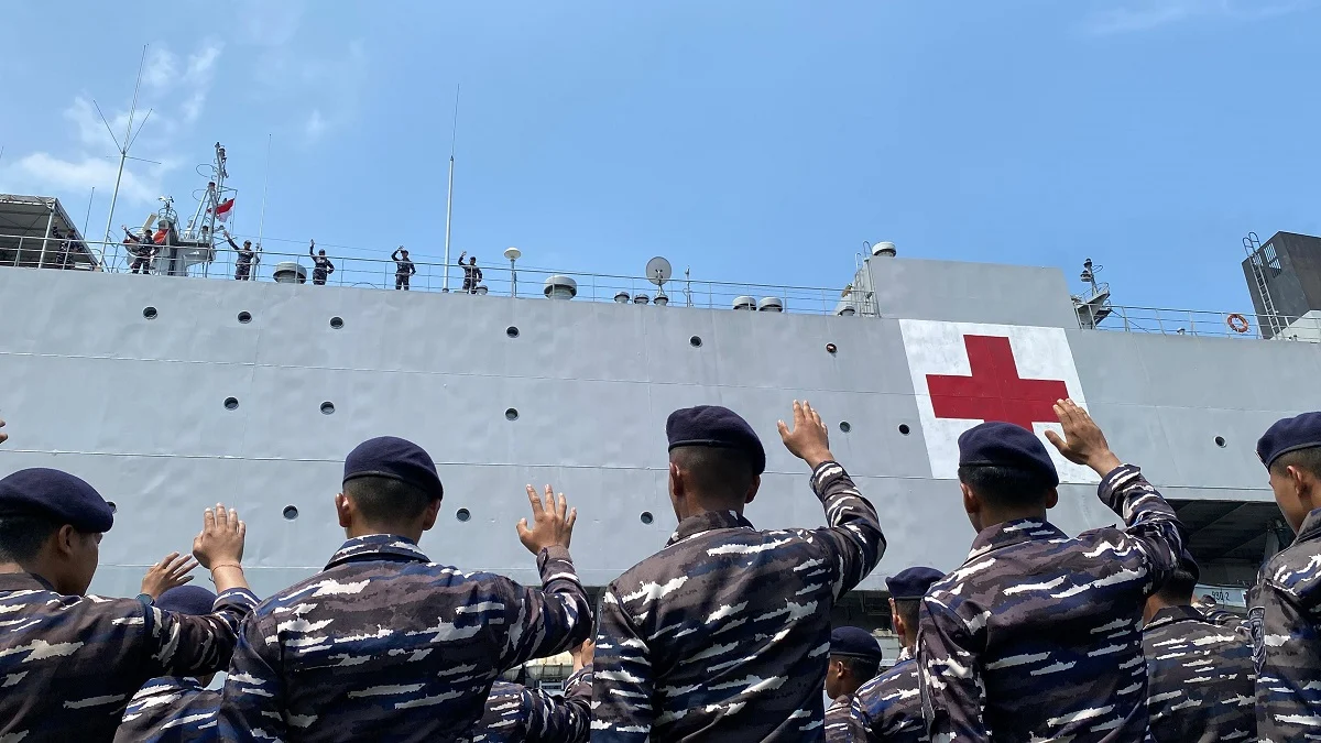 TNI AL Kerahkan 2 KRI Bantu Evakuasi Korban Kebakaran KM Mutiara Sentosa II di Perairan Sumenep