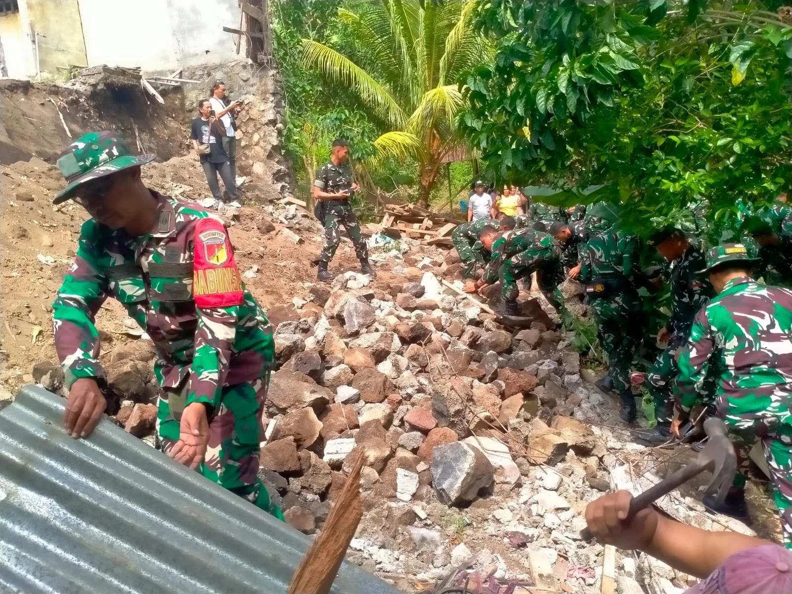 TNI Kerahkan Prajurit dari 3 Kodim dan 1 BTP untuk Bantu Korban Gempa Magnitudo 7,7 di NTT