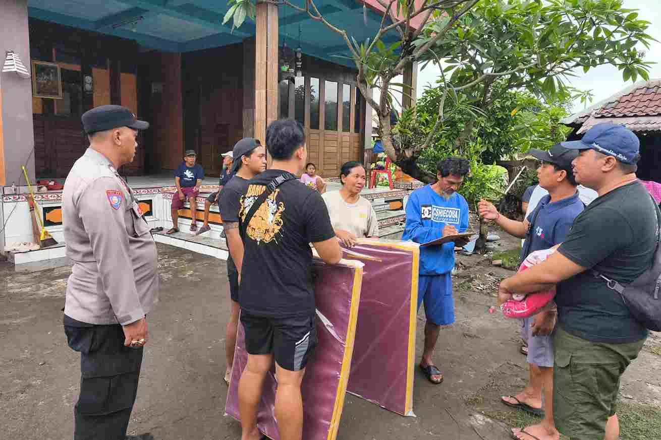 UMY Salurkan Bantuan bagi Korban Gempa NTT di Tengah Perayaan HUT ke-81 RI