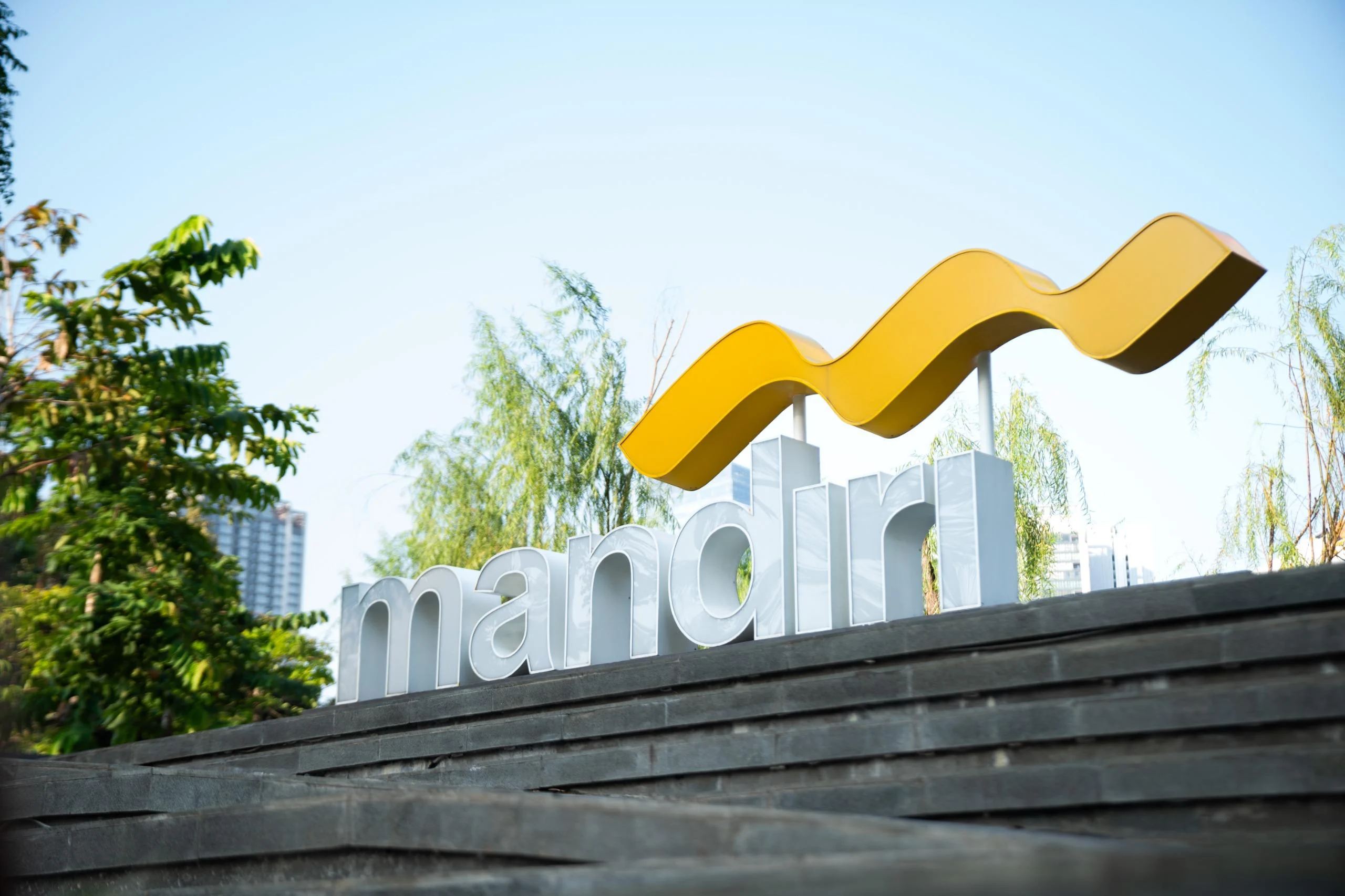 Viral Penurunan Logo Bank Mandiri di Jakarta Pusat, Netizen Hubungkan dengan Isu Pemblokiran Rekening