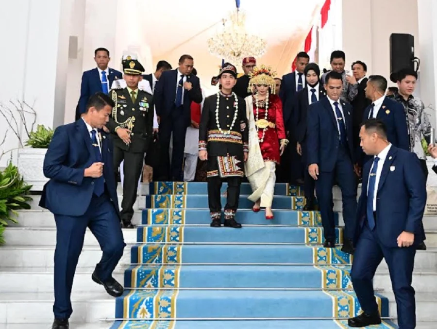Wapres Gibran Kenakan Busana Adat Rote NTT pada Upacara HUT ke-81 RI